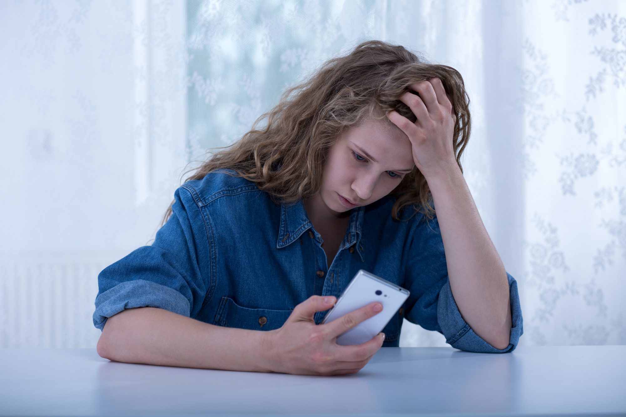 Após uma separação devemos bloquear os ex das redes sociais. “Há alturas em que temos de ser egoístas”