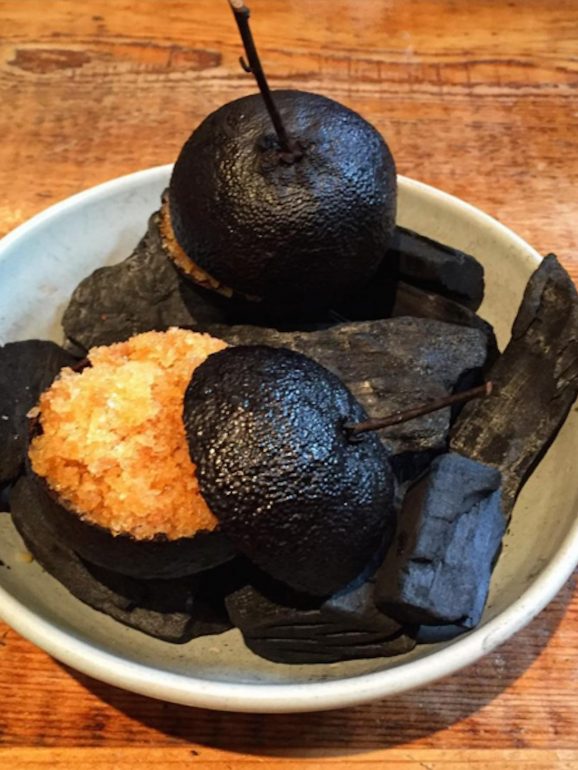 Tudo começou com uma tarte de maça esquecida no forno, o que levou a fundadora do museu a achar que poderia fazer arte com comida queimada