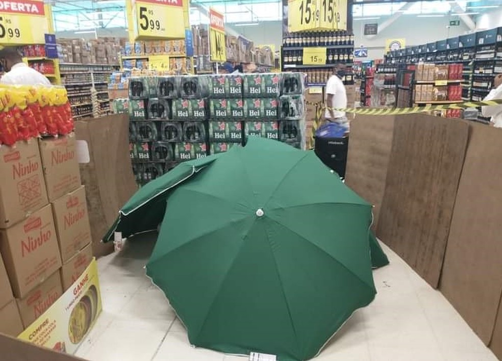 Funcionário morre, cadáver é coberto com guarda-sóis e supermercado continua a funcionar