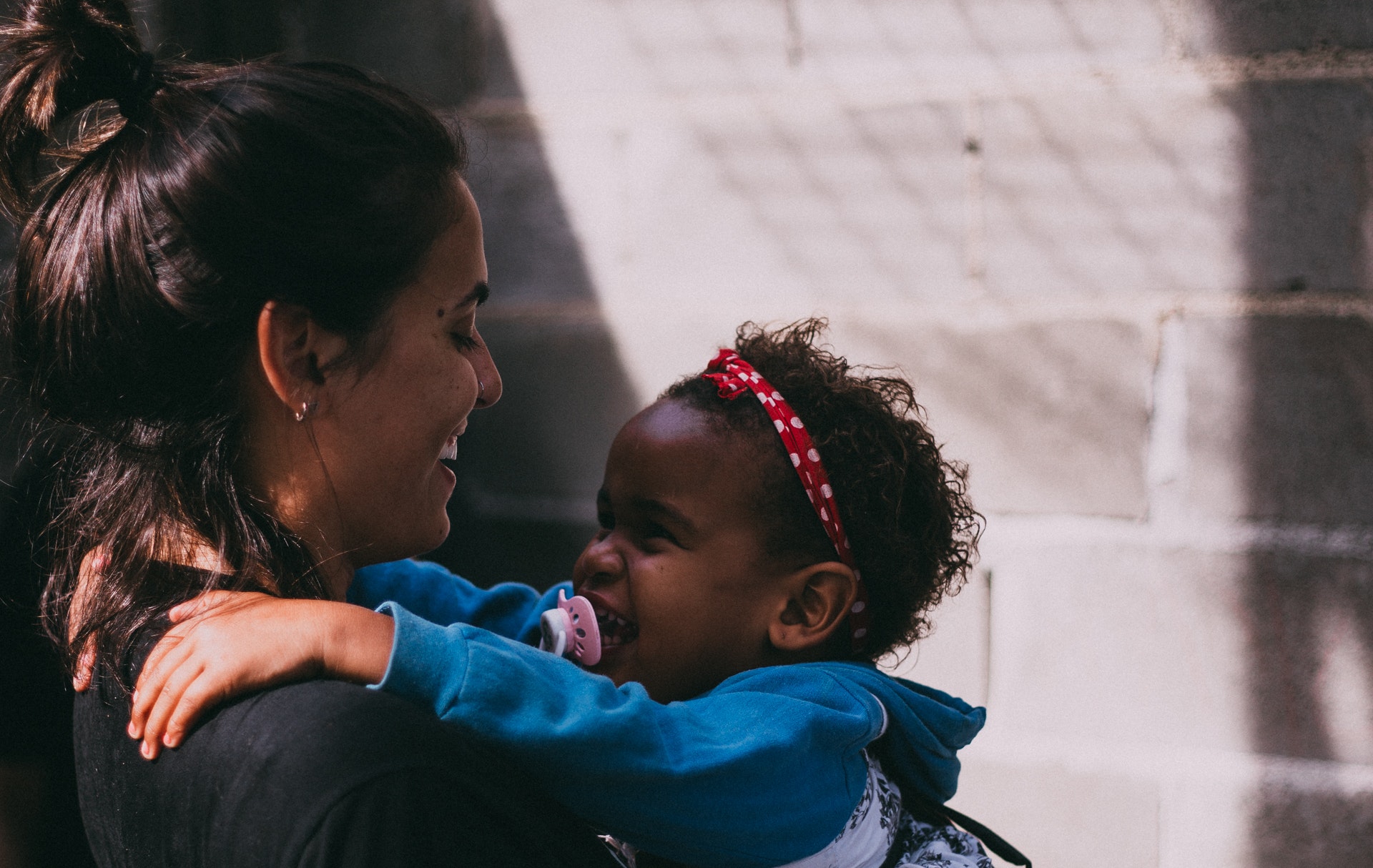 Sabe o que é o babywearing? “Isto de Ser Mãe” convida Mónica Marques
