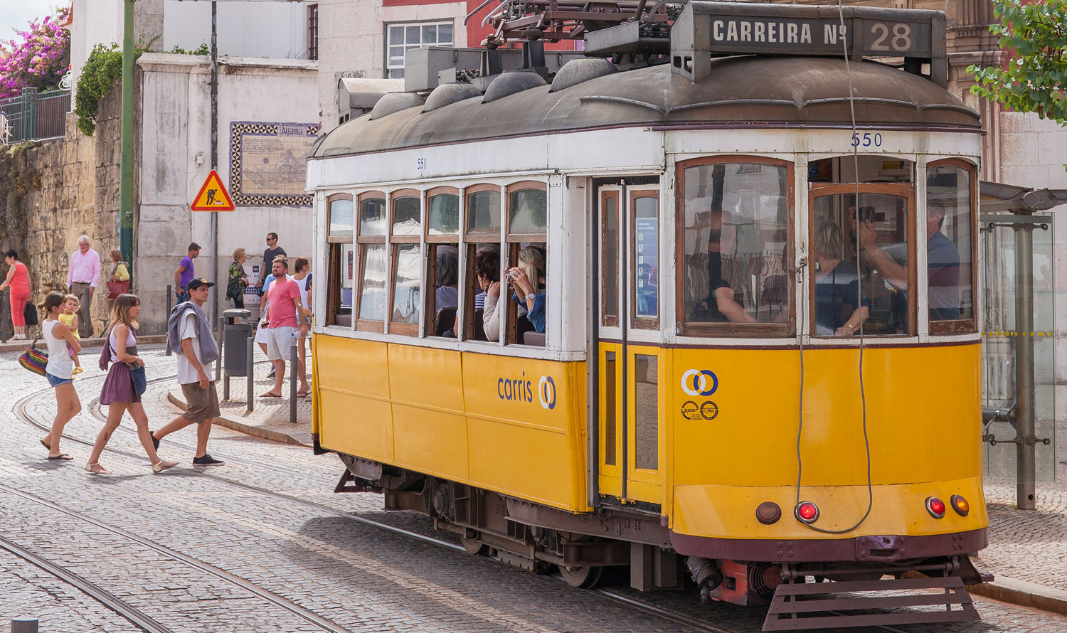 Não vai acreditar no que está escondido debaixo dos bancos dos elétricos de Lisboa