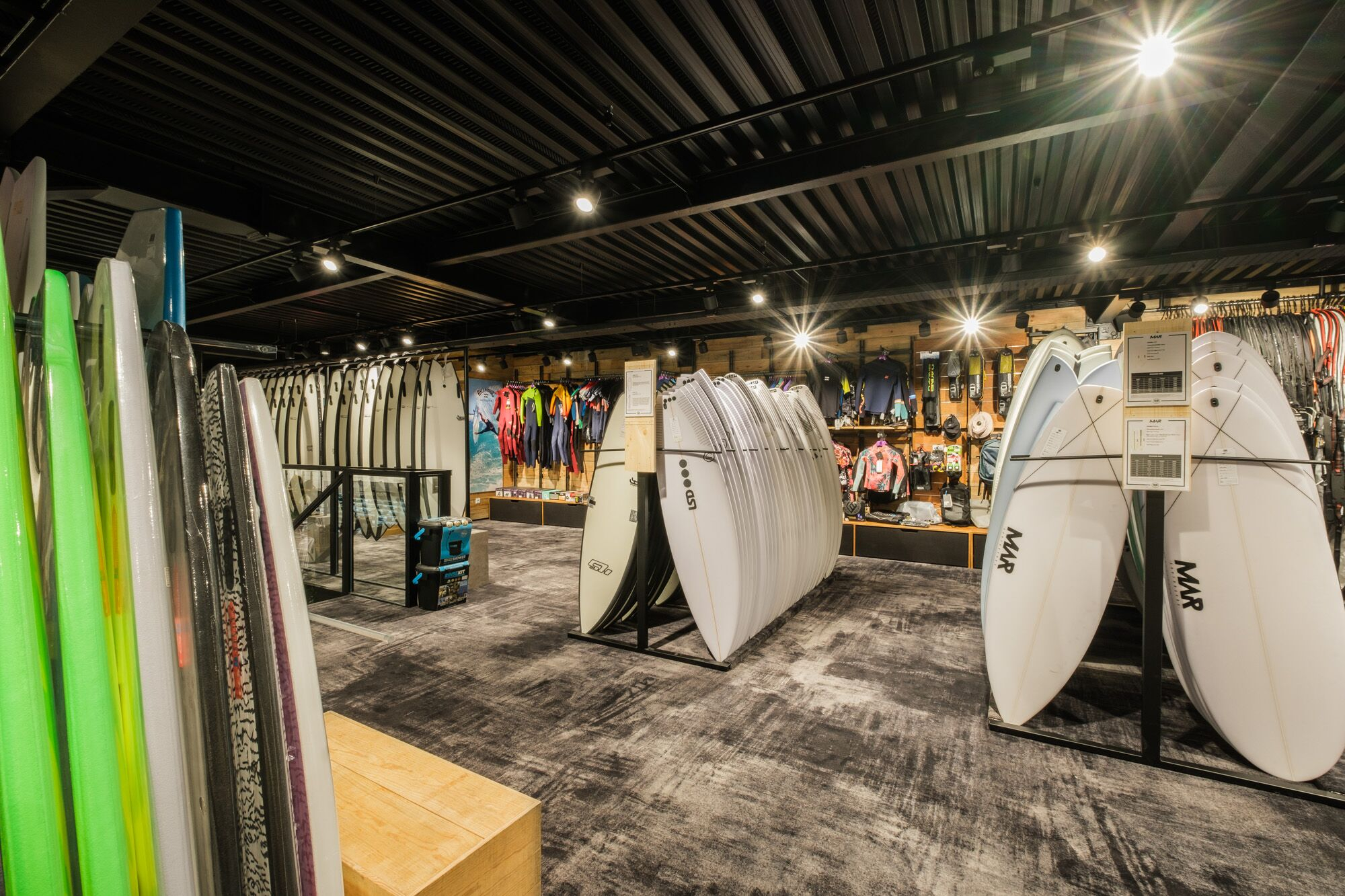 Nesta loja de surf, também se vende roupa, comida saudável e cerveja artesanal