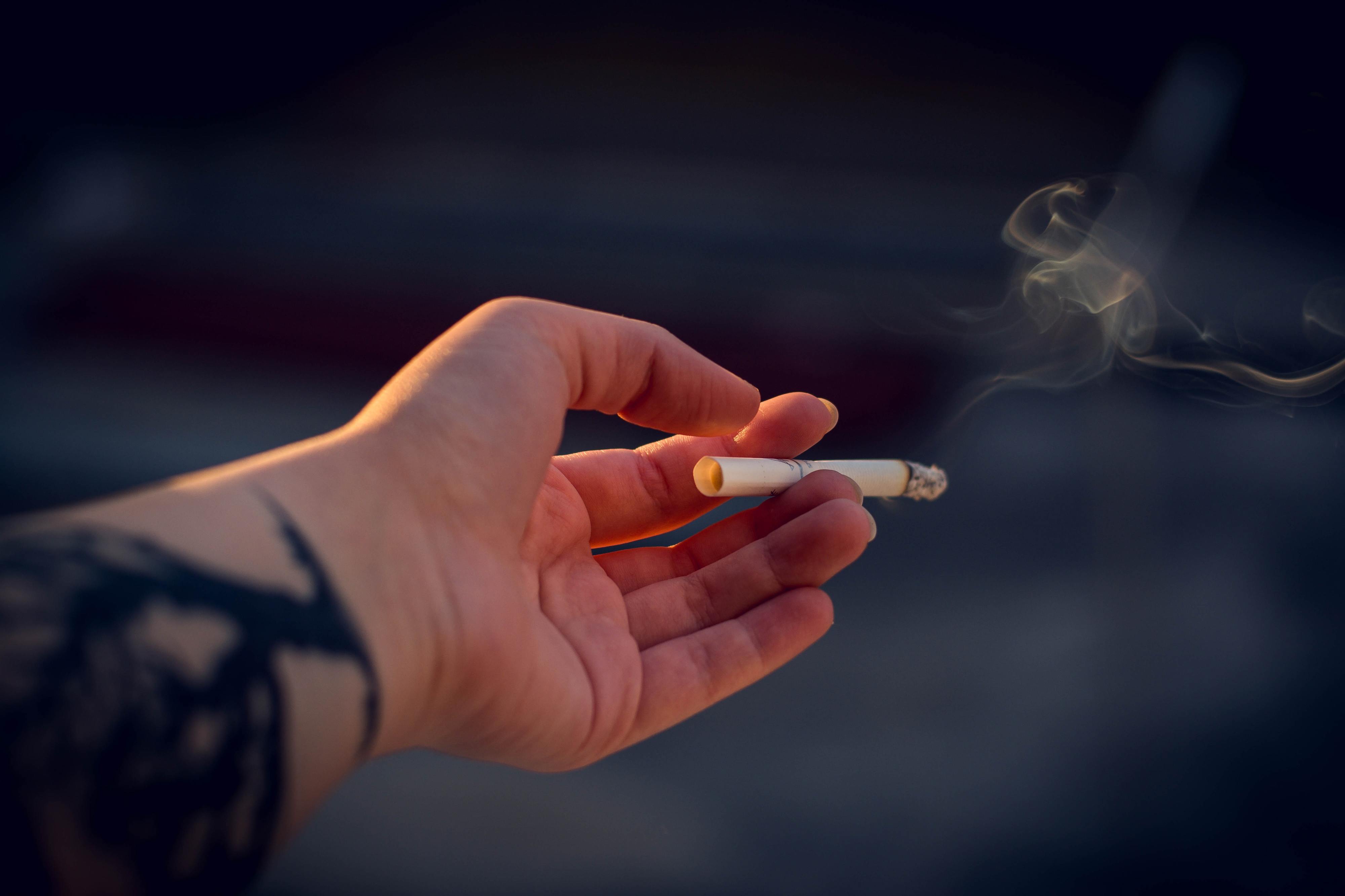 Fumar em qualquer lado e comprar tabaco tem os dias contados. Nova lei contempla várias restrições