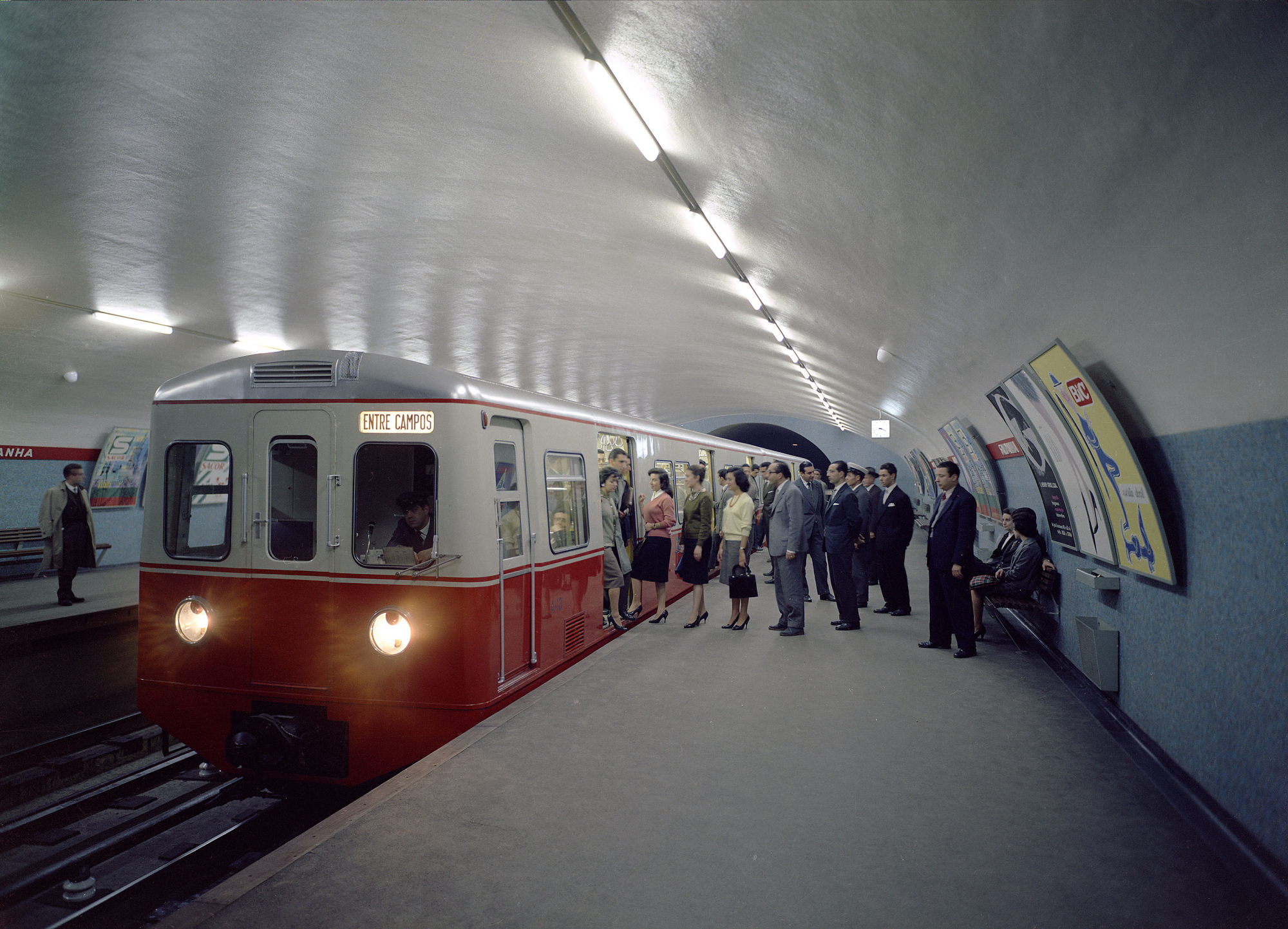 Como foi a primeira viagem dos lisboetas no dia da inauguração do metropolitano