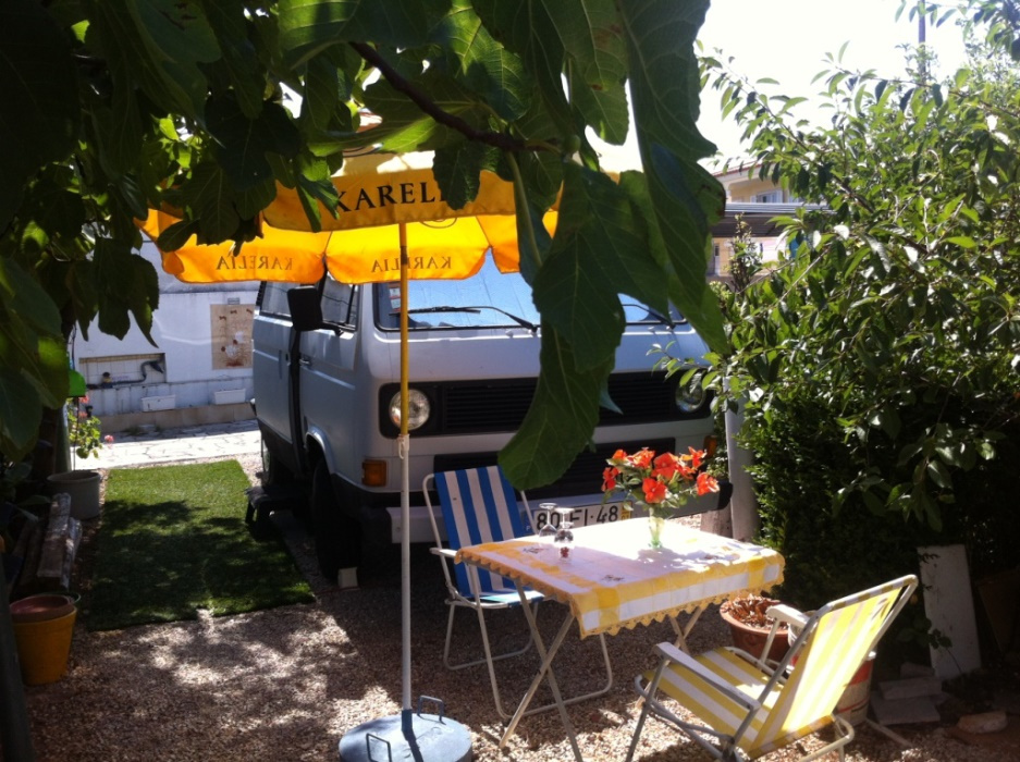 Este quarto fica numa autocaravana e custa 600€