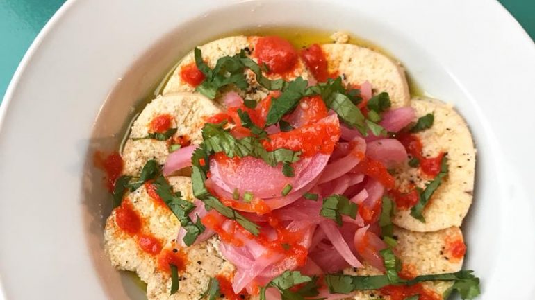 Salada de ovas com molho de pimentos assados