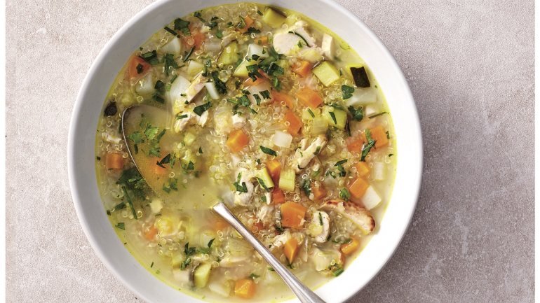 3 receitas de sopas saudáveis e criativas para combater o frio