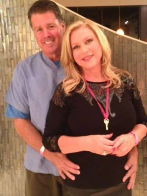 Uma fotografia de John Meehan e Debra Newell