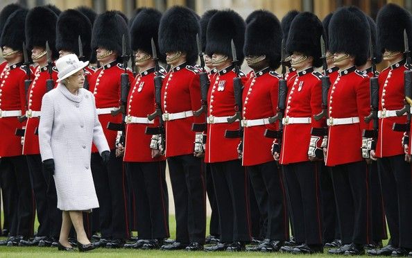 Guarda-costas de rainha Isabel II detido por posse de drogas dentro do palácio