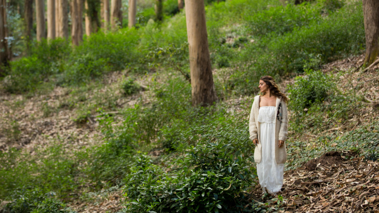 É professora de meditação, instrutora de ioga, palestrante e mestre em reiki