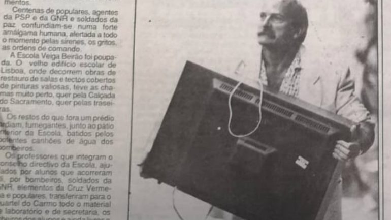 Recorte de jornal do 'Correio da Manhã', que mostra um morador a afastar-se das chamas com a televisão nas mãos