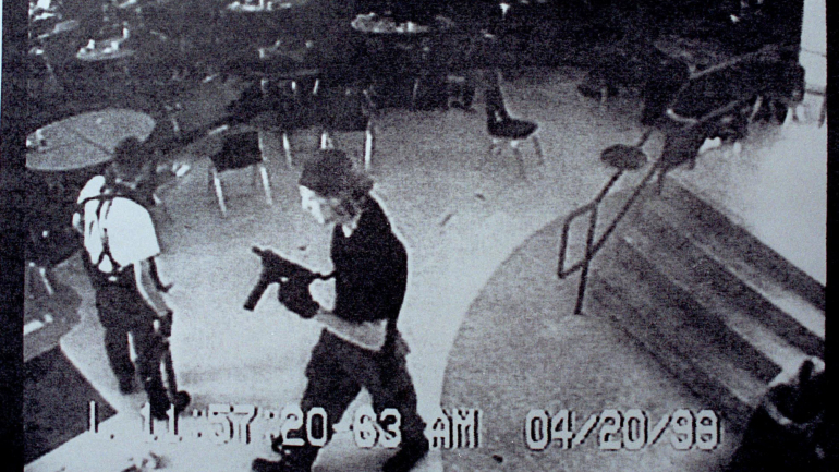 Escolas, igrejas e cinemas. 20 anos de massacres nos Estados Unidos em 13 imagens