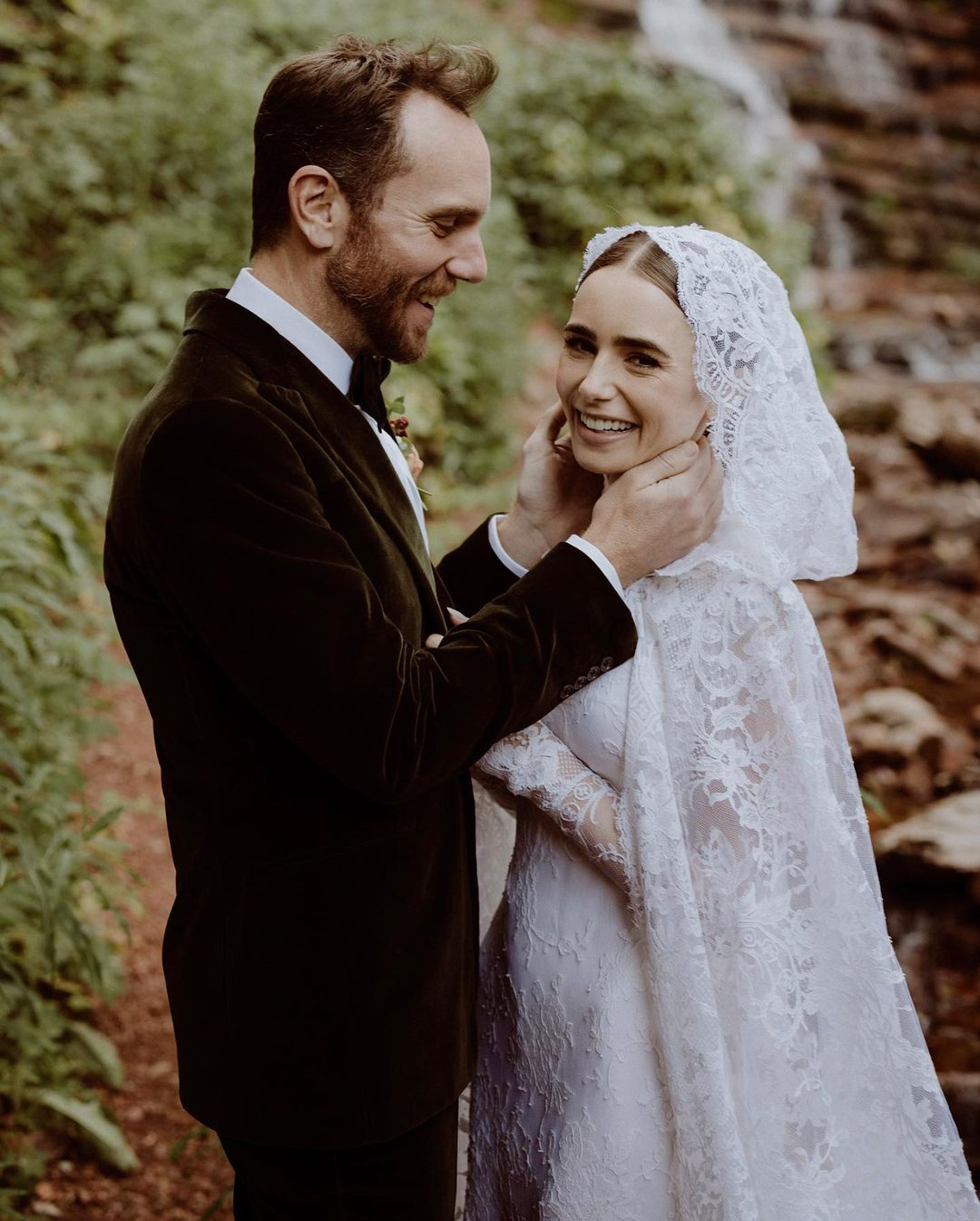 Lily Collins, de “Emily in Paris”, já casou — e temos a certeza que o vestido era aprovado por Sylvie