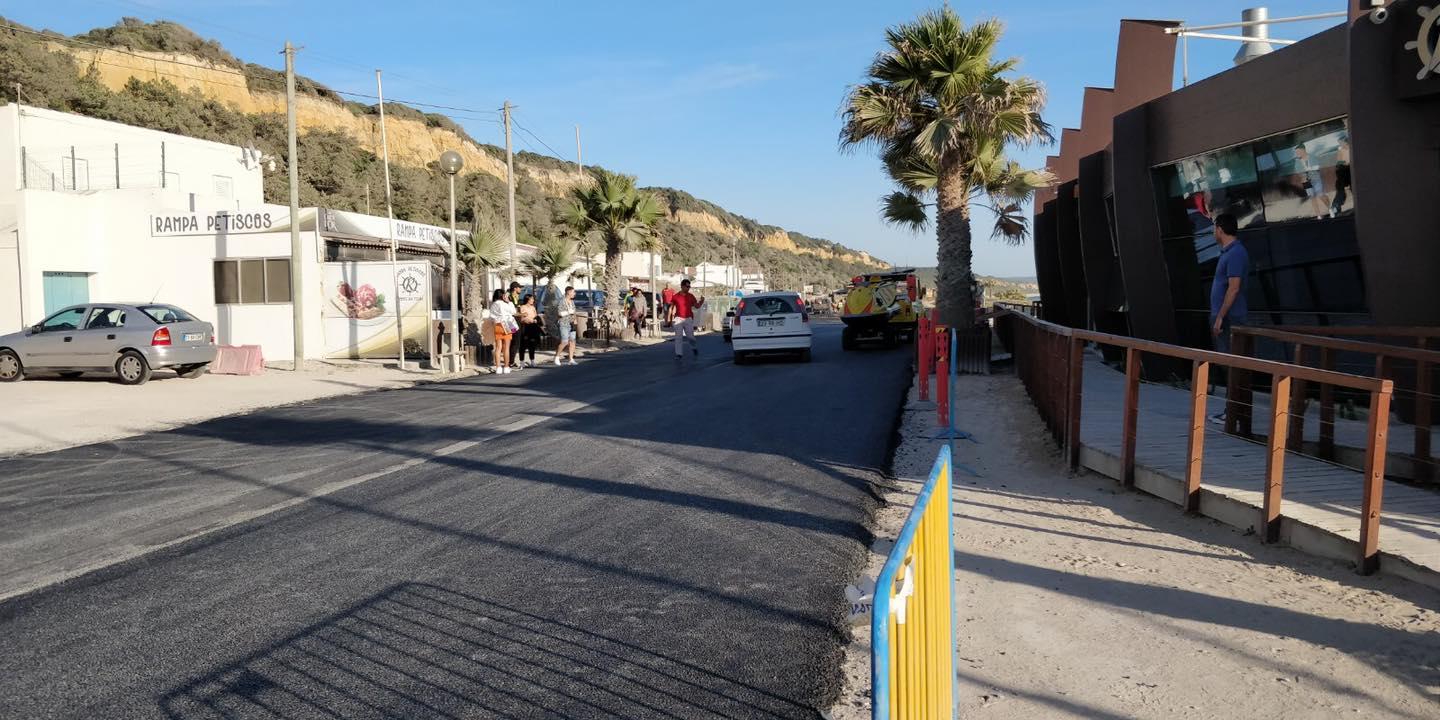O pavimento alcatroado de acesso à Praia da Fonte da Telha vai ser substituído. “É um crime ambiental”, diz geógrafo
