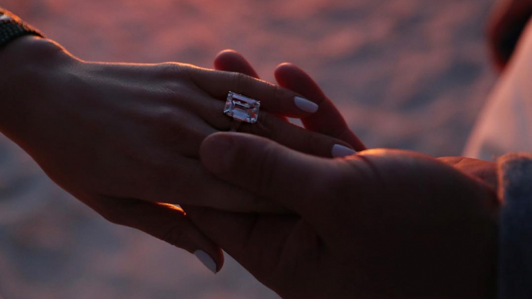 A foto publicada por Alex Rodriguez e Jennifer Lopez a anunciar o noivado 