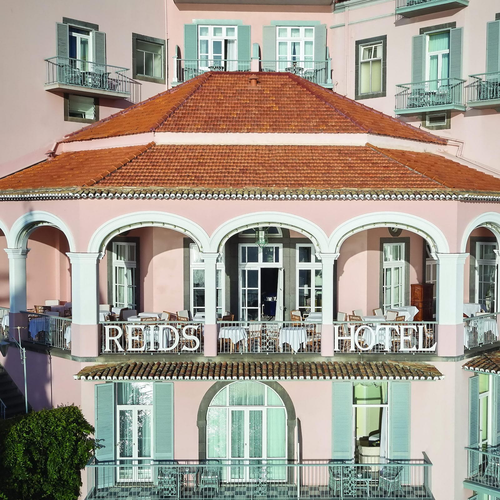 O hotel mais icónico do Funchal vai ter um brunch inspirado nos sabores madeirenses. Saiba quanto custa