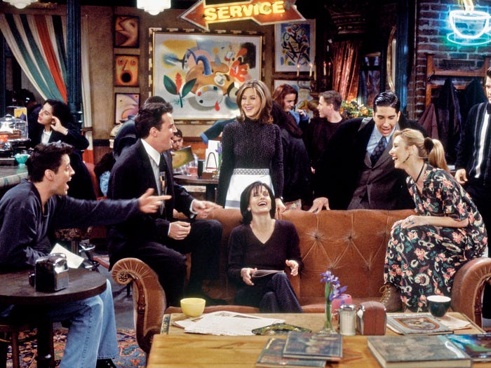 O icónico sofá de “Friends” foi vendido por 270 mil euros. Saiba quanto valeram outros objetos da série