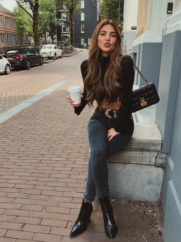A blogger Negin Mirsalehi numa pose descontraída