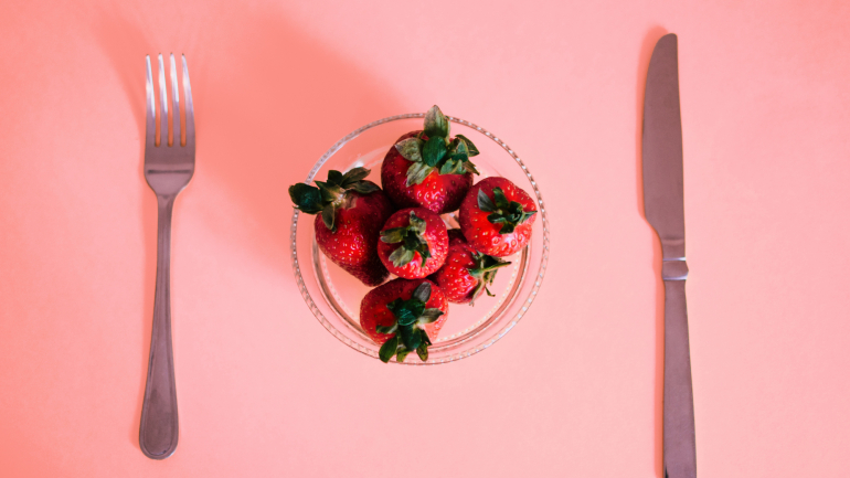 Poucas calorias, muitas propriedades. 5 receitas para usar e abusar dos morangos