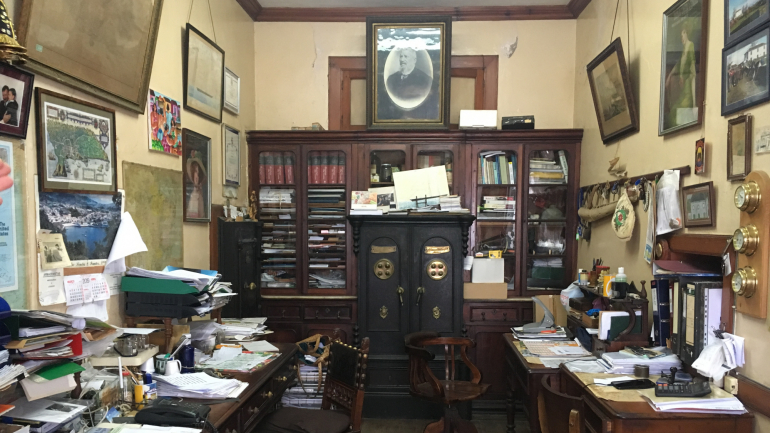 A sala onde se trata do negócio, com uma imagem do fundador António Pedro Simões no centro