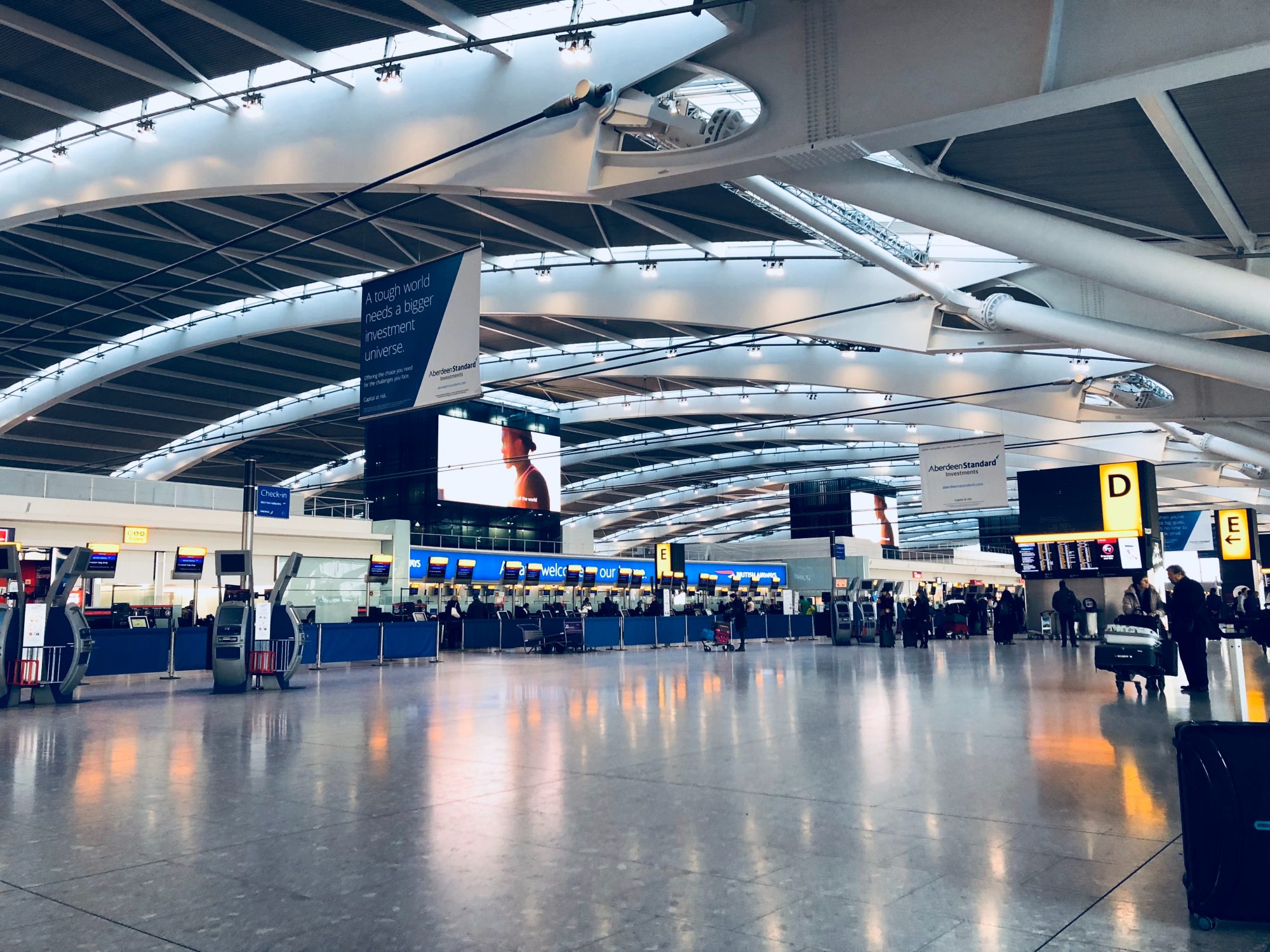 Testes de higiene detetam vários vírus nos tabuleiros da zona de controlo dos aeroportos