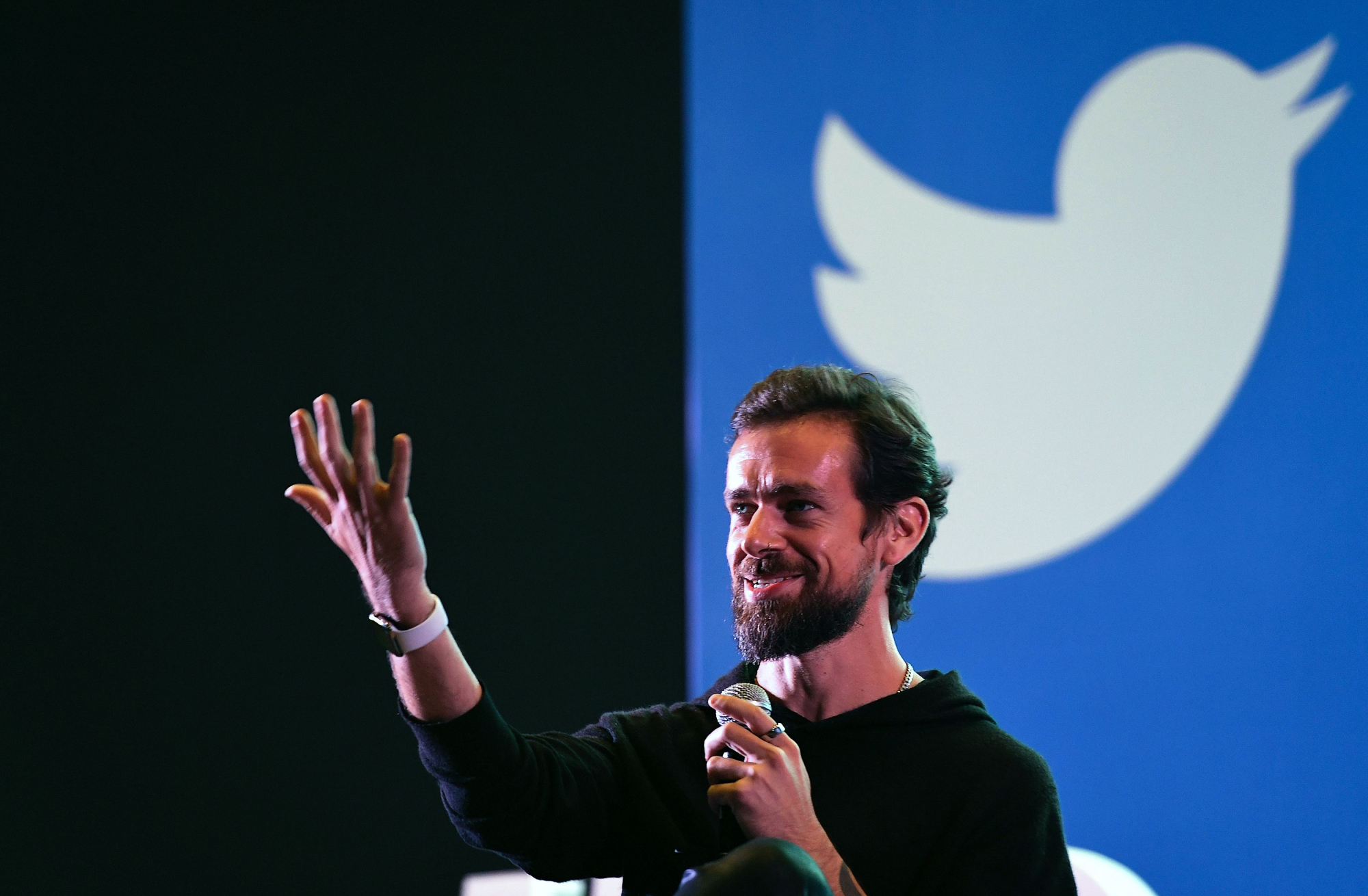 Não come ao fim de semana, toma banhos de gelo e usa argola no nariz. 23 manias do criador do Twitter