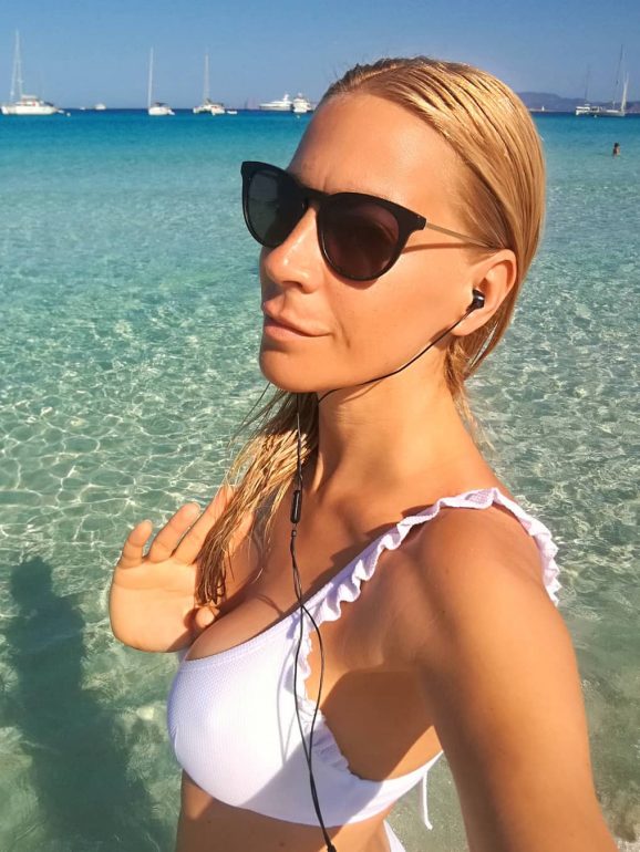 Na praia, Bárbara Taborda não dispensa a música 