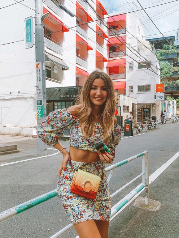Mostre-lhe fotografias das suas amigas ou de influenciadoras que gosta para ele se inspirar 