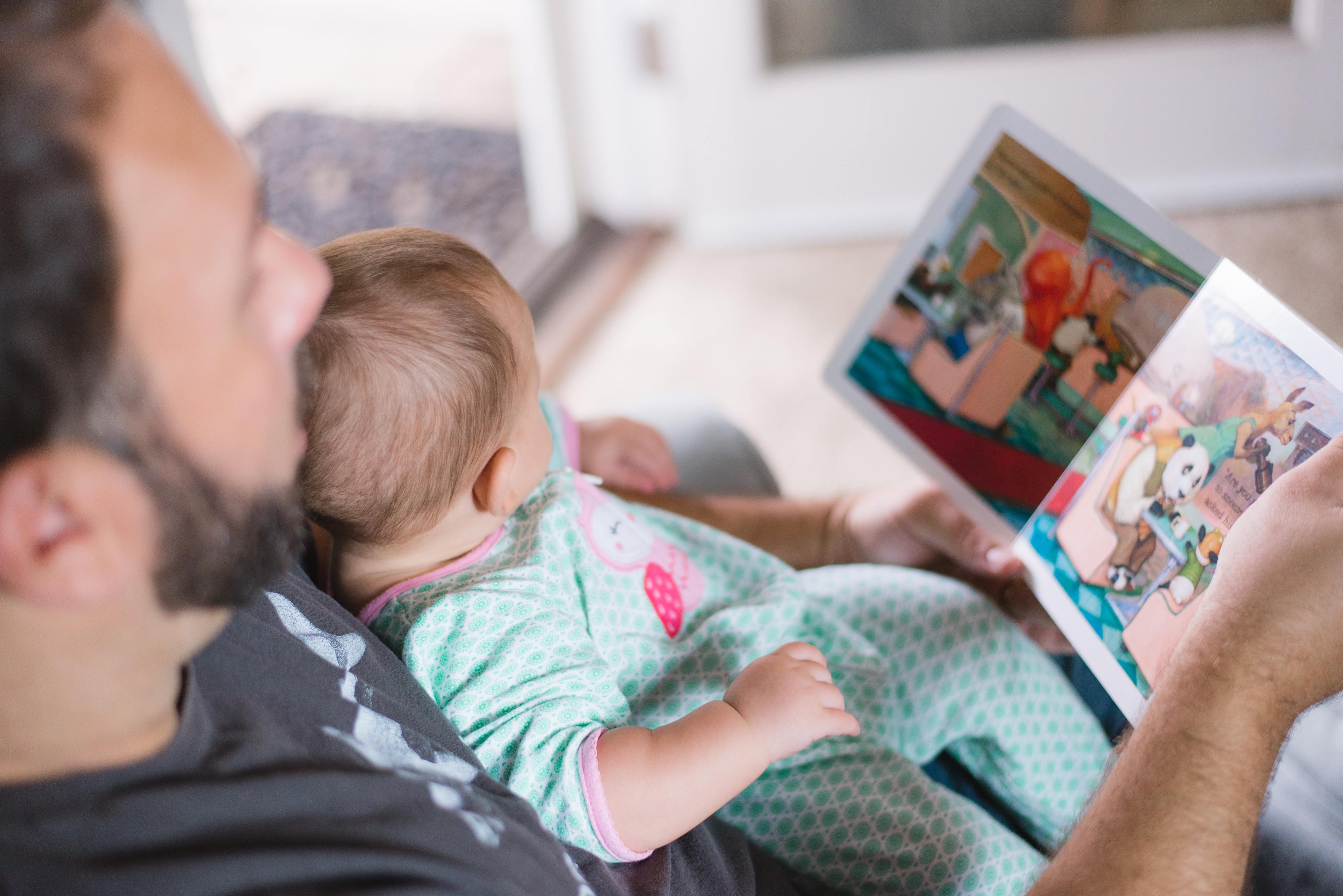 Um homem que ajuda com os filhos é um super pai. As mães estão só a fazer a sua obrigação