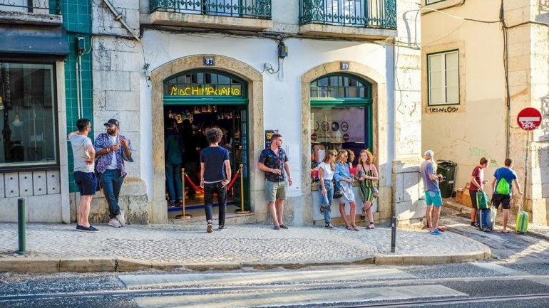 O bar abriu em julho na Calçada do Combro