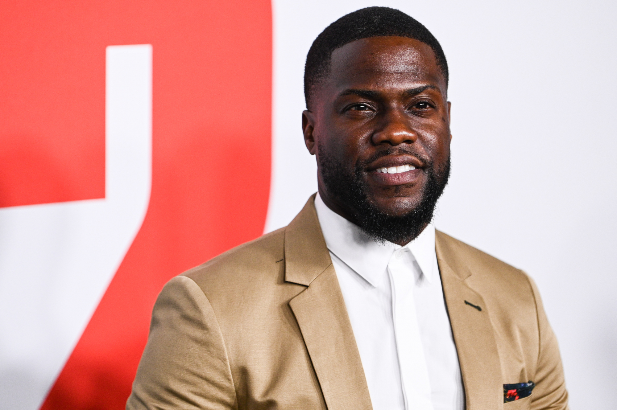 Do abuso de substâncias do pai aos comentários homofóbicos. 8 factos e polémicas sobre a vida de Kevin Hart
