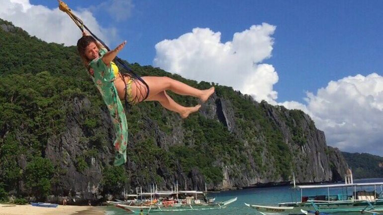  Maria Botelho Moniz também privilegia a aventura. Aqui numa ilha nas Filipinas, sentada numa corda.  