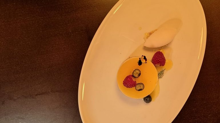 Cheesecake de ananás dos Açores, gelado de chá verde e lima (7,50€) 