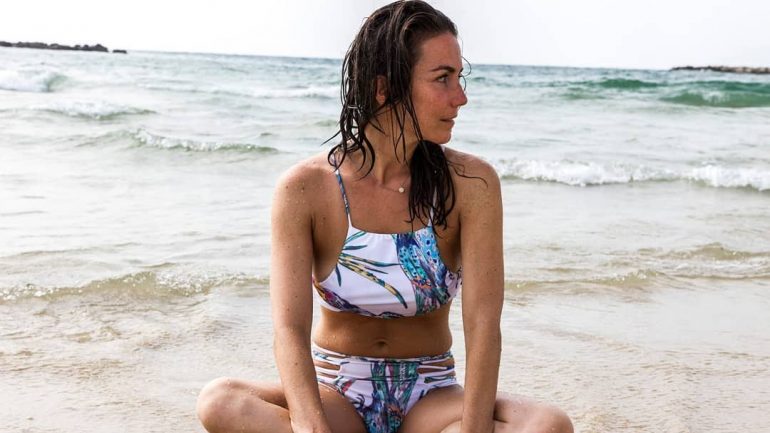 Tatiana Figueiredo com um biquíni da marca Fabiana Baumann