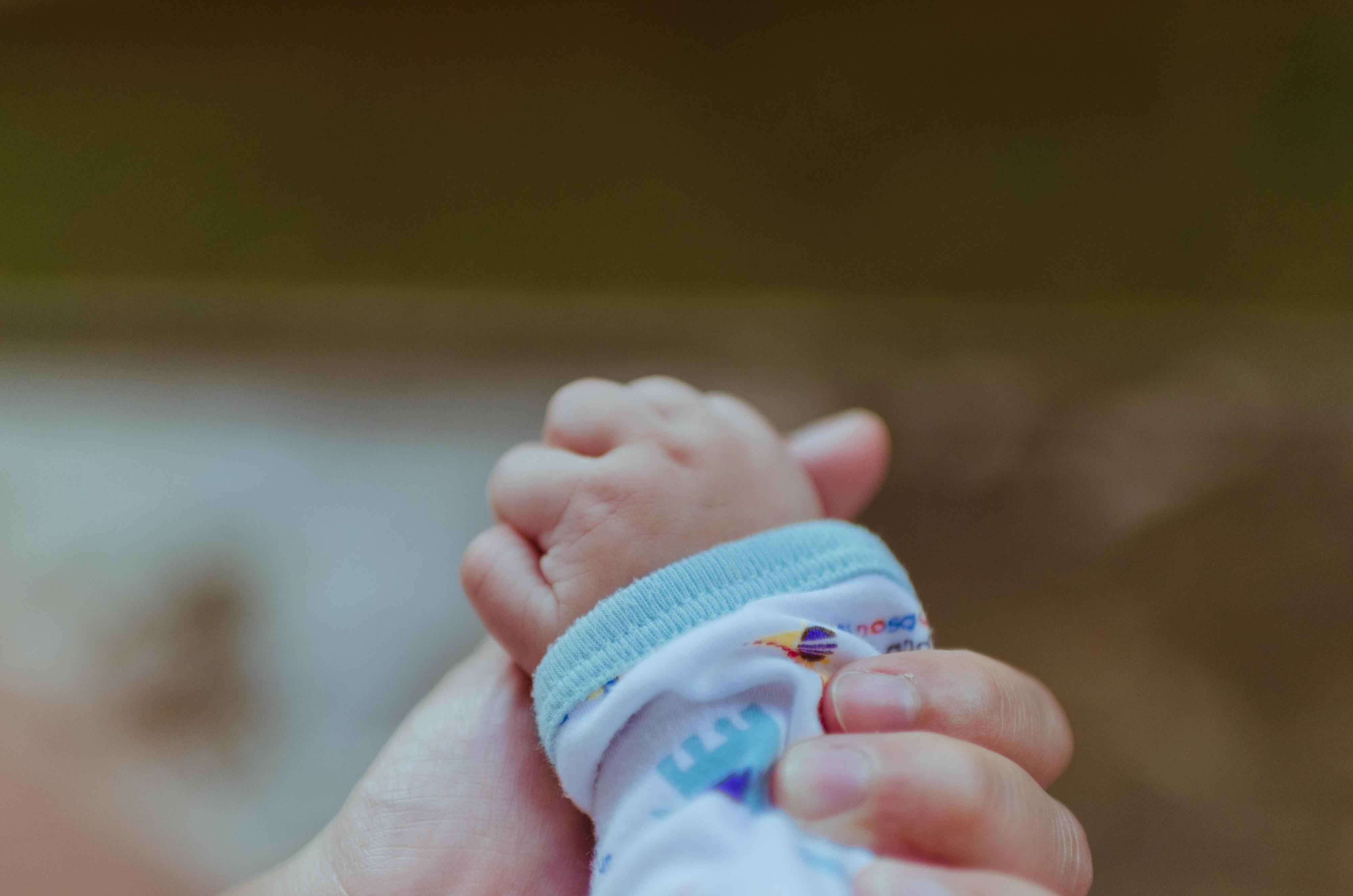 Mãe alcoolizada deixa bebé de dois meses à chuva. PSP resgatou a criança