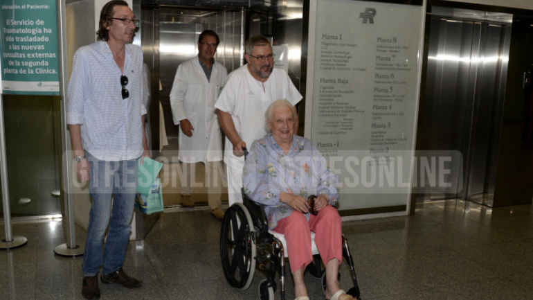 A infanta Pilar à saída da clínica Rotger, em Palma de Maiorca