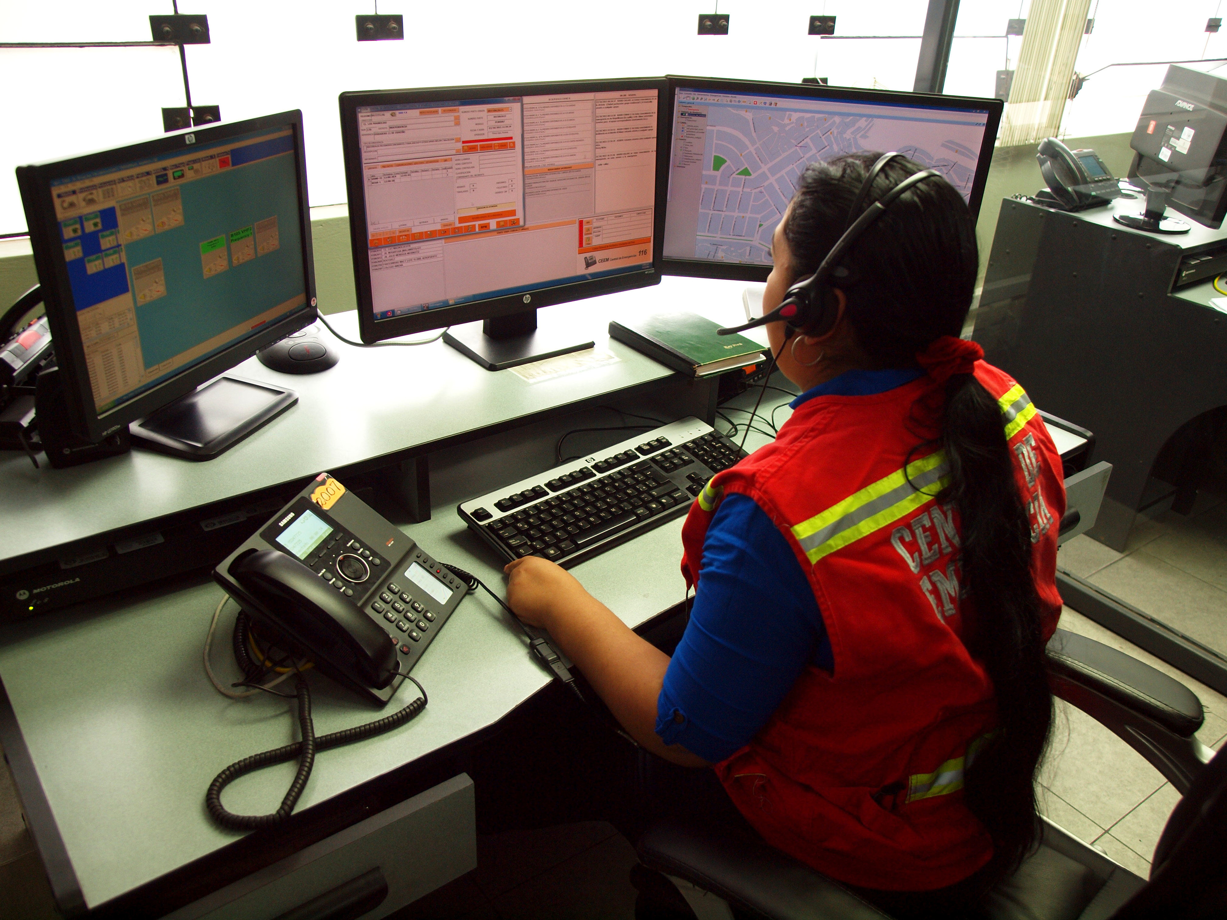 Como é um dia num call center do 112? Este documentário conta tudo