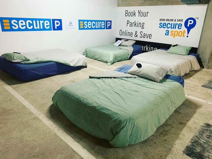Parque de estacionamento torna-se um refúgio noturno para os sem-abrigo