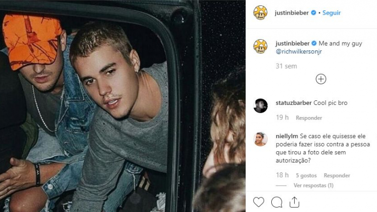 A fotografia em questão ainda se encontra nas redes sociais do cantor 