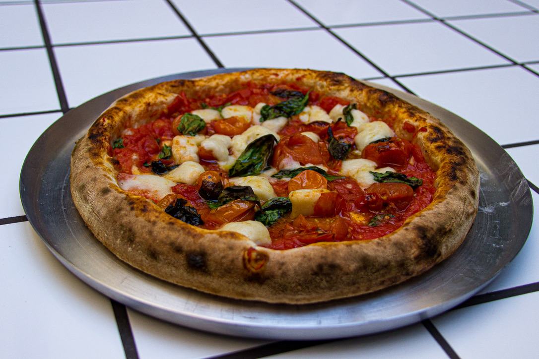 Vizza. Aqui há cocktails, música e pizzas vegan
