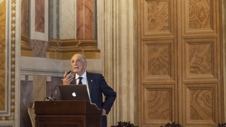 Lamberto Maffei tem 81 anos e um currículo invejável. 