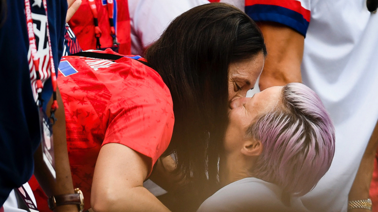 O beijo entre Megan Rapinoe e Sue Bird após a vitoria dos EUA sobre a Holanda
