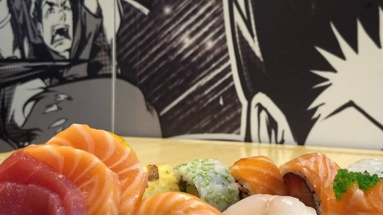 Nesta foto consegue ver um pouco do cenário de sábado: sushi e mangá