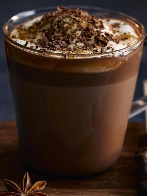 5 receitas de chocolate quente para aquecer a alma e impressionar as visitas
