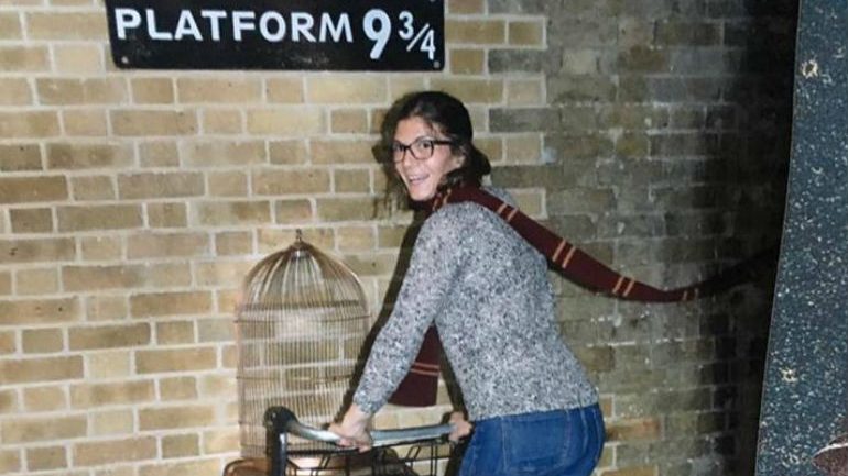A jornalista Marta Gonçalves Miranda na plataforma 9 3/4 em King's Cross, Londres. 