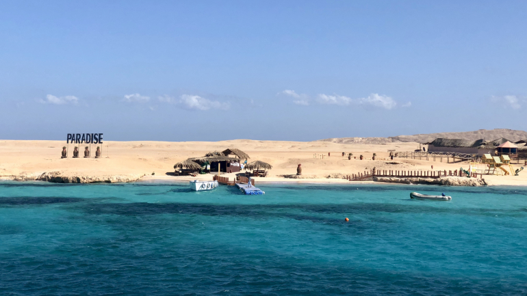 Na Paradise Island não vive ninguém e não há quem fique durante a noite. Às 16 horas, todos os turistas regressam a Hugharda