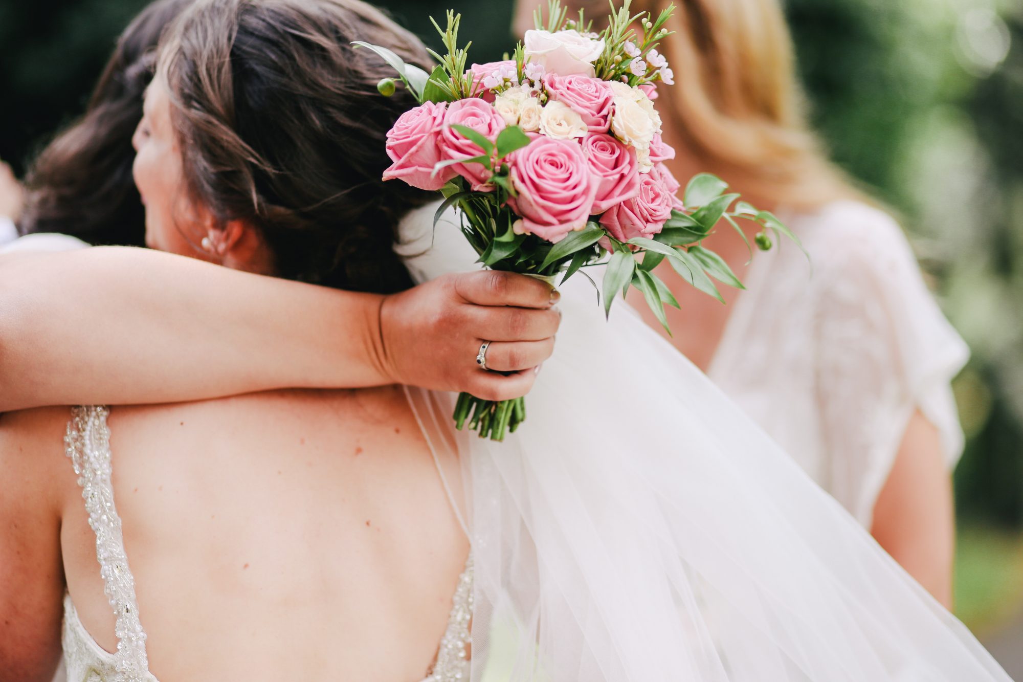 Regras de etiqueta básicas para um casamento. É de bom tom oferecer dinheiro? E levar vestido preto?