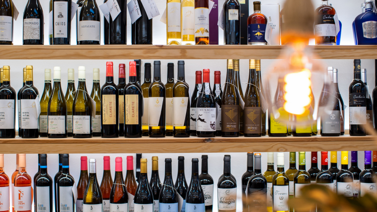 Aqui há vinhos de pequenos produtores nacionais e que não encontra nas garrefeiras ou nos supermercados
