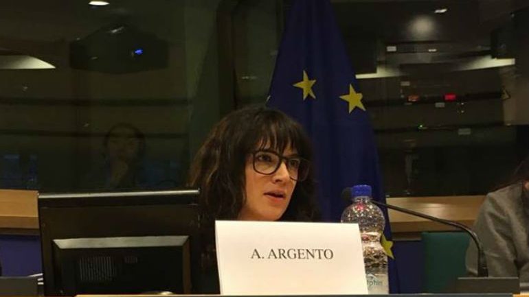 Asia Argento no dia 7 no Parlamento Europeu, num discurso emotivo, na véspera do dia Internacional da Mulher