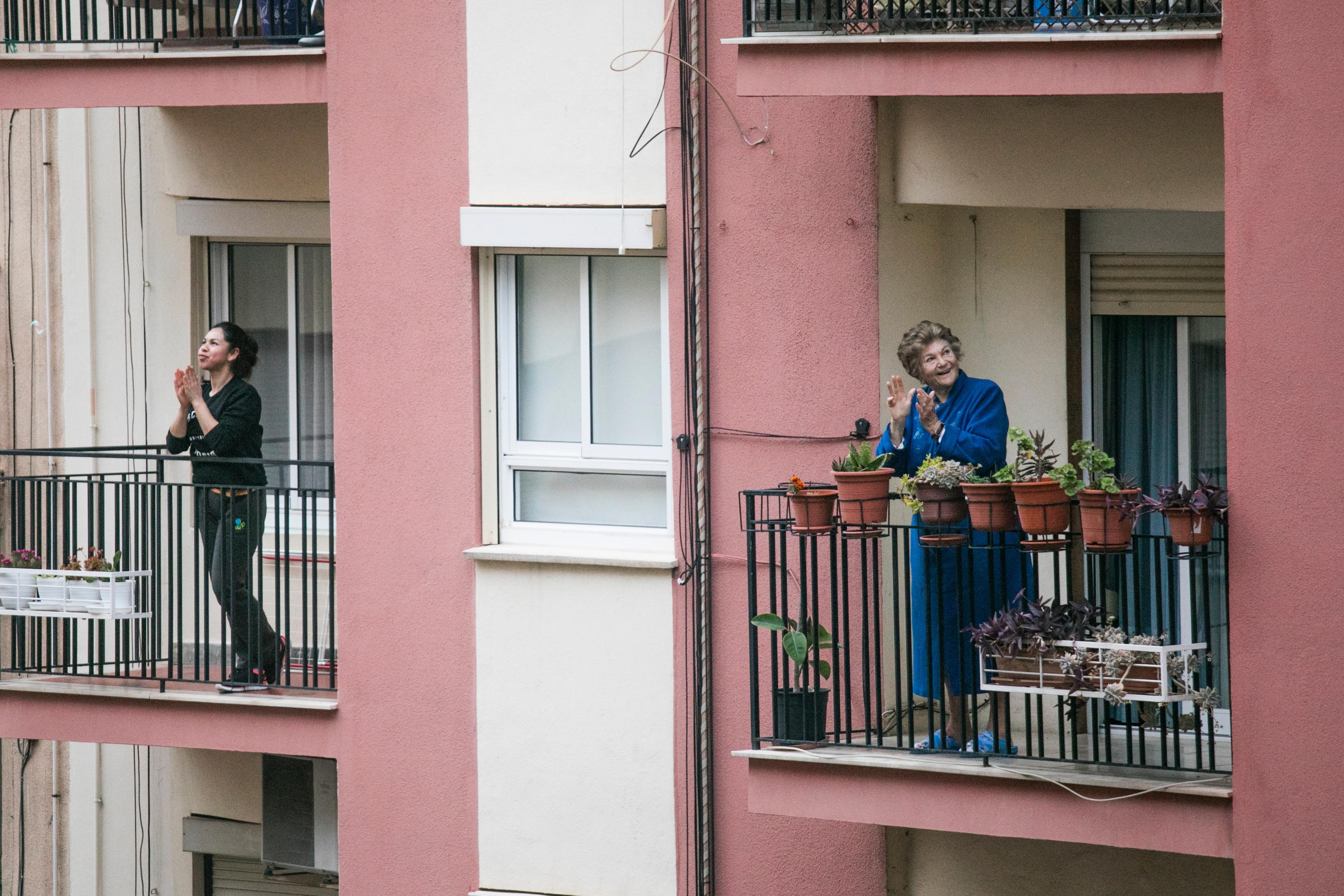 COVID-19. Há mais 90 mortes e 1303 novos casos de infeção
